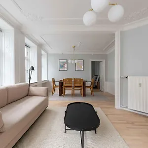 luxury-tivoli-apt-scandinavian-design-heart-of-cph.copenhagenhotelselect.com/